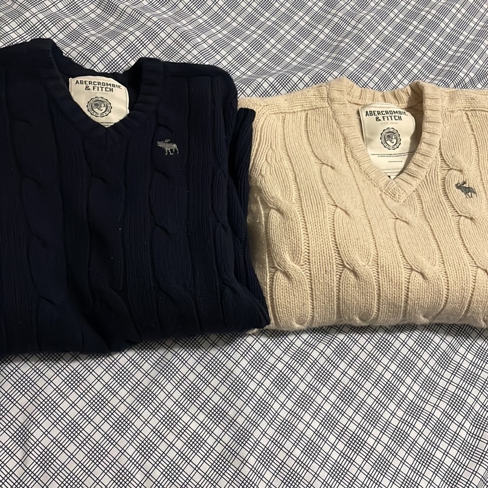 2 wool men’s L sweaters Abercrombie&Fitch.USED Navy&Cream.In great condition